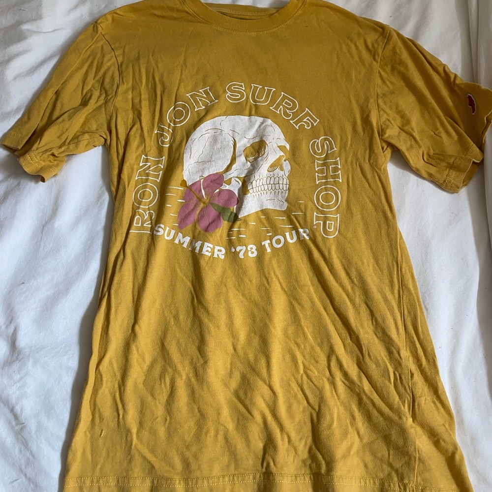 Yellow ron Jon t shirt super cute!